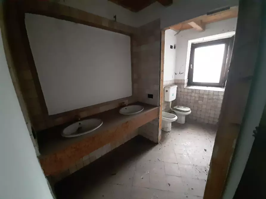 Immagine 12 di Negozio in vendita  in Via Giacomo Puccini a Roè Volciano