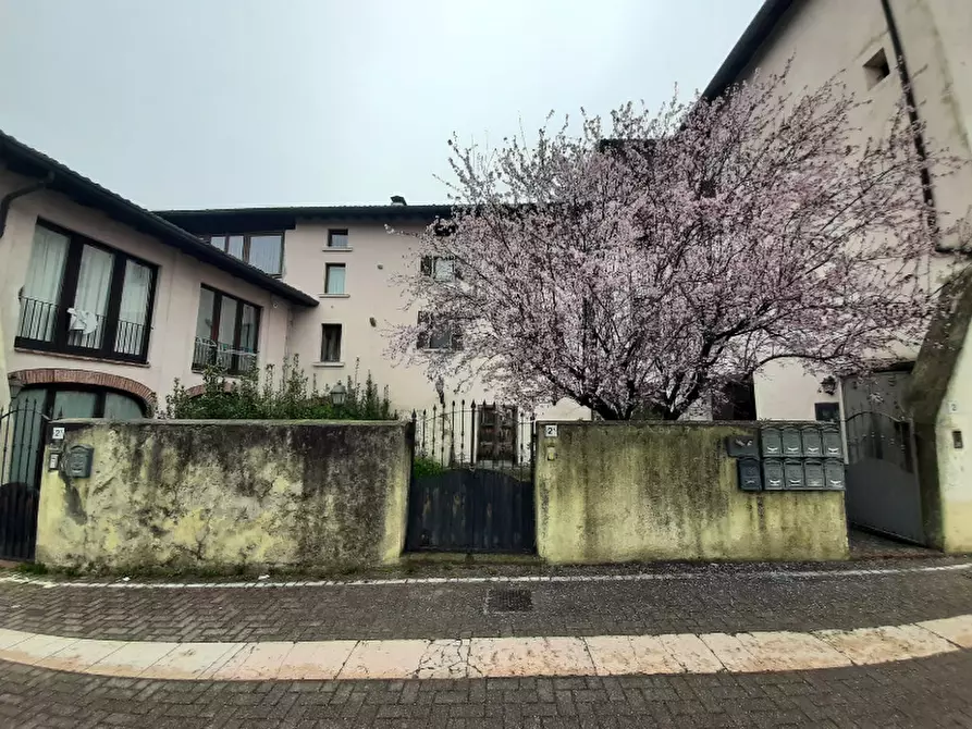 Immagine 2 di Negozio in vendita  in Via Giacomo Puccini a Roè Volciano