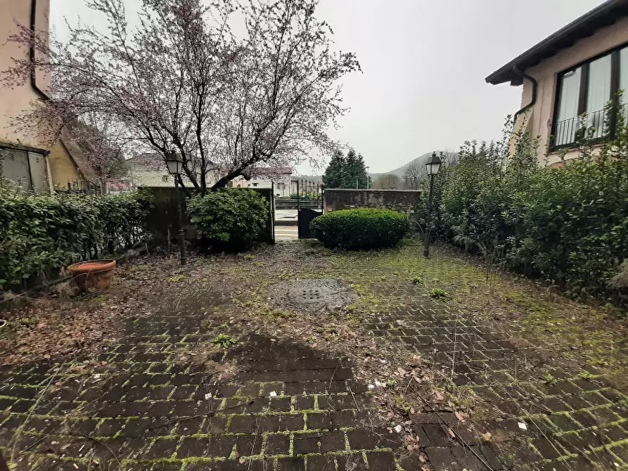 Immagine 5 di Negozio in vendita  in Via Giacomo Puccini a Roè Volciano