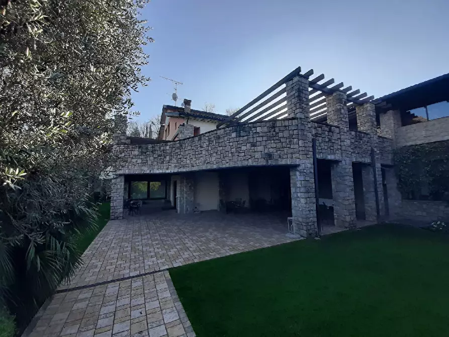 Immagine 1 di Locale commerciale in vendita  in Via ciucani a Soiano Del Lago