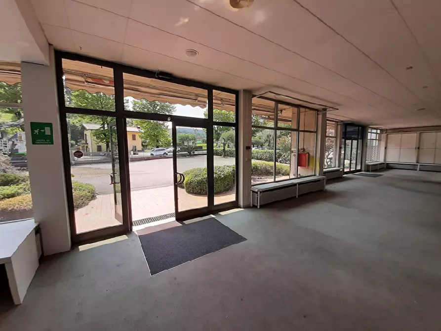 Immagine 16 di Locale commerciale in affitto  in Via Desenzano a Salò