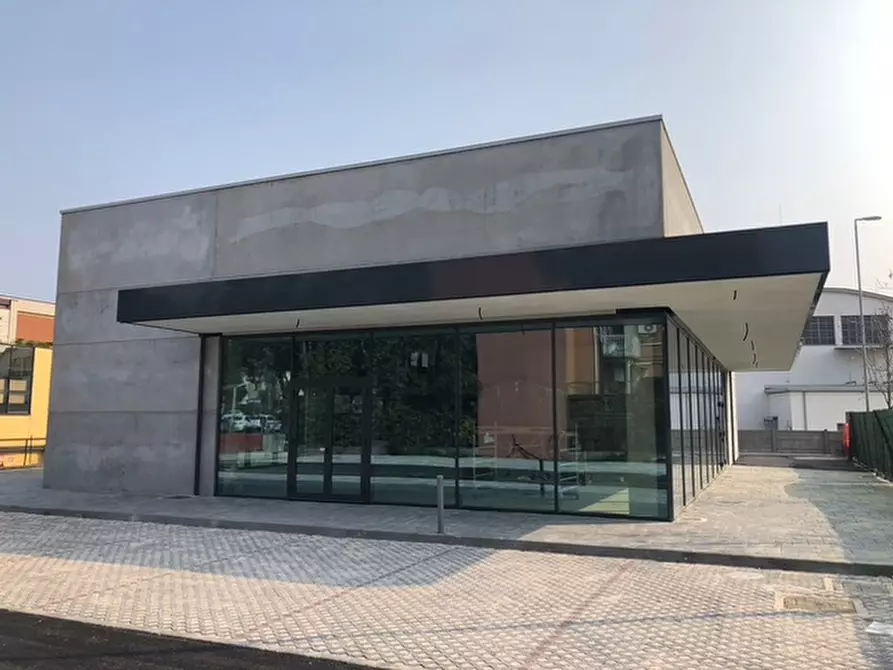 Immagine 3 di Locale commerciale in affitto  in Viale Marconi, 142 a Desenzano Del Garda