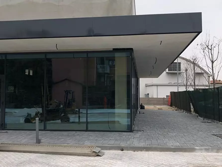 Immagine 14 di Locale commerciale in affitto  in Viale Marconi, 142 a Desenzano Del Garda
