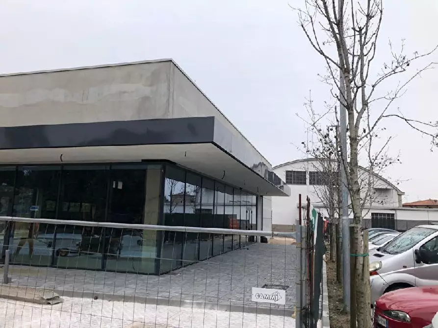 Immagine 13 di Locale commerciale in affitto  in Viale Marconi, 142 a Desenzano Del Garda