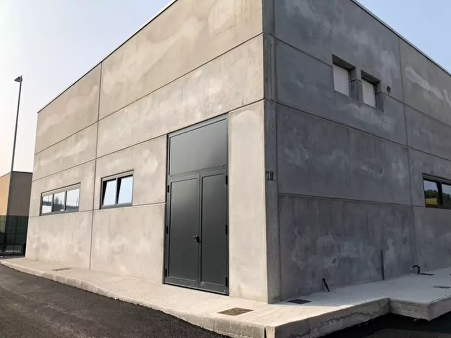 Immagine 5 di Locale commerciale in affitto  in Viale Marconi, 142 a Desenzano Del Garda