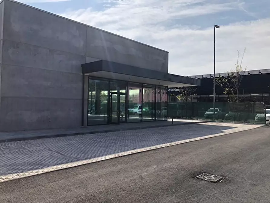Immagine 9 di Locale commerciale in affitto  in Viale Marconi, 142 a Desenzano Del Garda