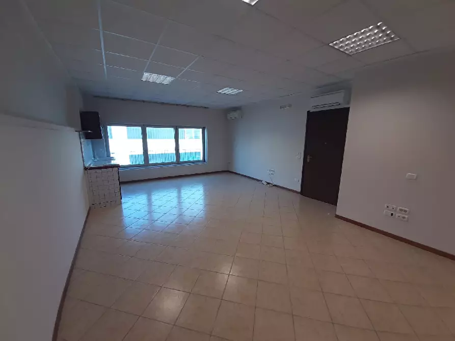 Immagine 5 di Ufficio in vendita  in Via case sparse serraglie, 65 a Manerba Del Garda