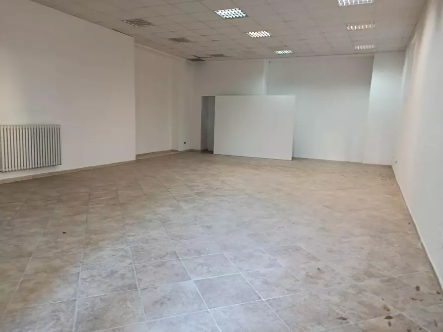 Immagine 2 di Locale commerciale in affitto  in michele bianchi a Avellino