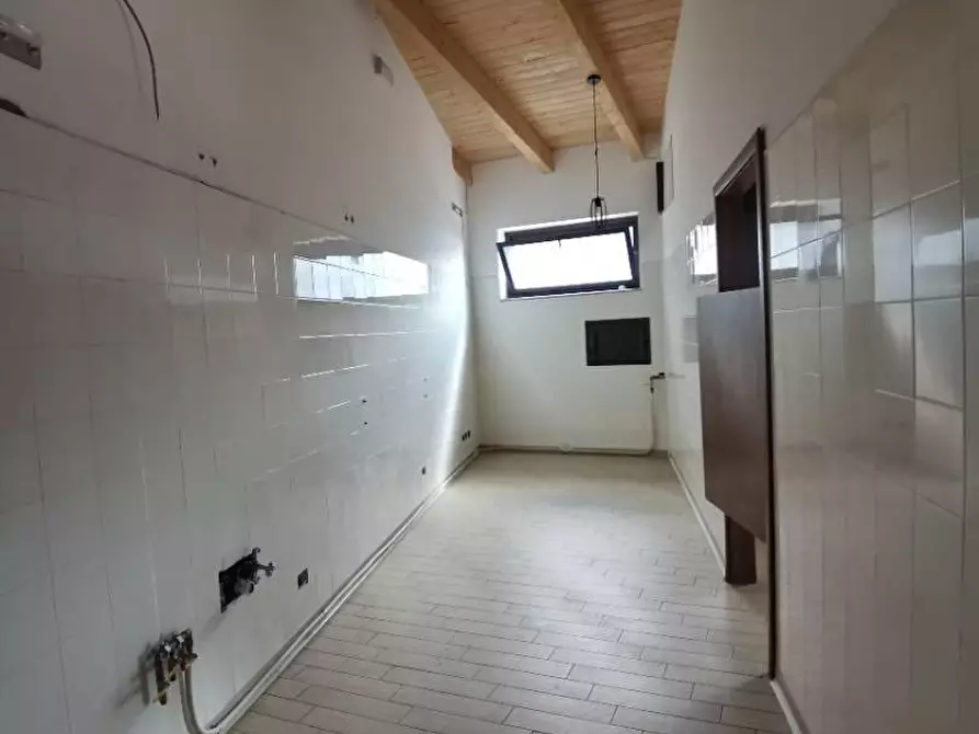 Immagine 3 di Locale commerciale in affitto  in PIAZZA mangani 13 a Feroleto Antico