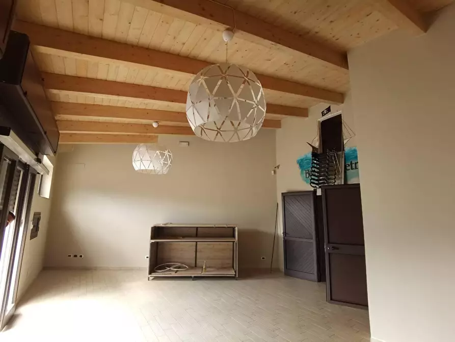 Immagine 4 di Locale commerciale in affitto  in PIAZZA mangani 13 a Feroleto Antico