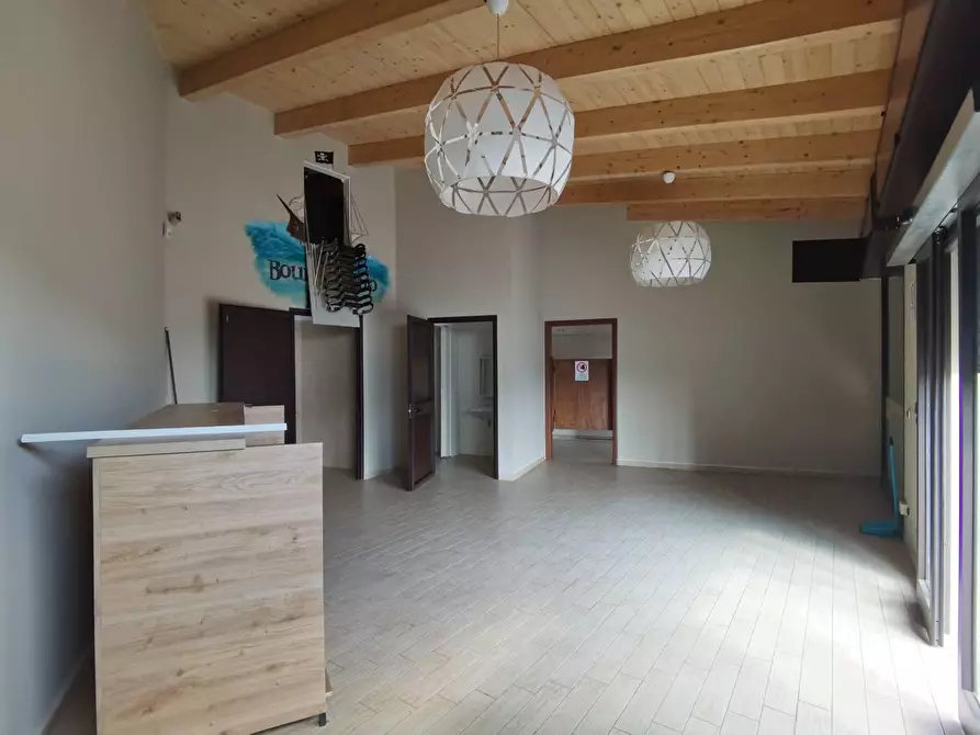 Immagine 5 di Locale commerciale in affitto  in PIAZZA mangani 13 a Feroleto Antico