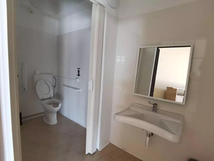 Immagine 8 di Locale commerciale in affitto  in PIAZZA mangani 13 a Feroleto Antico