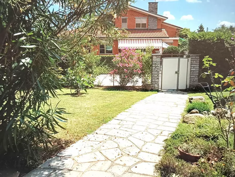 Immagine 1 di Casa trifamiliare in vendita  in VIALE paradiso 73 a Rivarossa