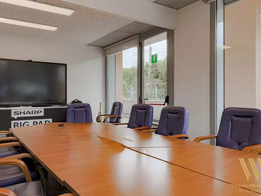 Immagine 1 di Ufficio in affitto  in VIA appia nuova 801 a Roma