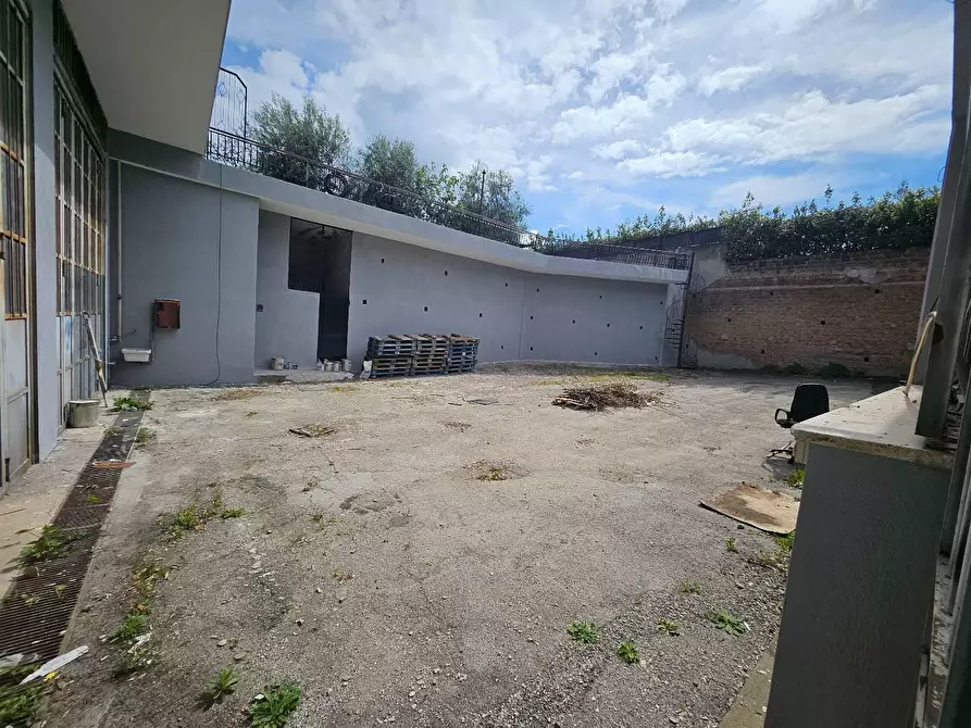 Immagine 2 di Locale commerciale in affitto  in VIA seminara 30 a Roma