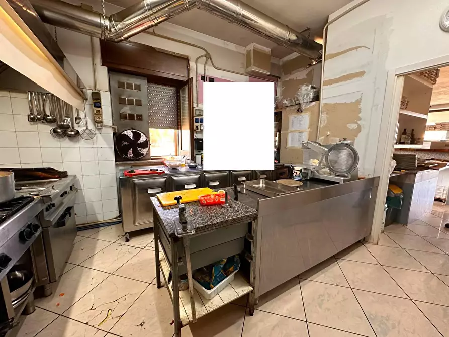 Immagine 10 di Locale commerciale in vendita  in VIA magna grecia 459 a Capaccio Paestum