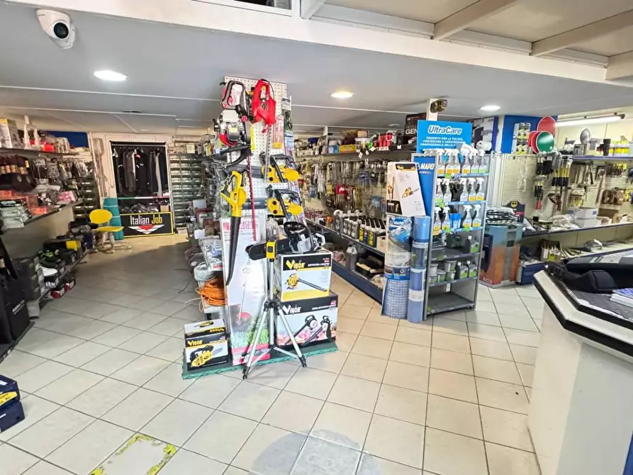 Immagine 6 di Locale commerciale in affitto  in VIA del progresso a Lamezia Terme