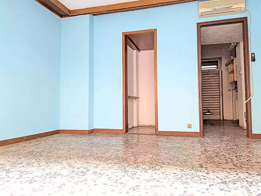 Immagine 4 di Locale commerciale in affitto  in VIA vanchiglia 45 a Torino