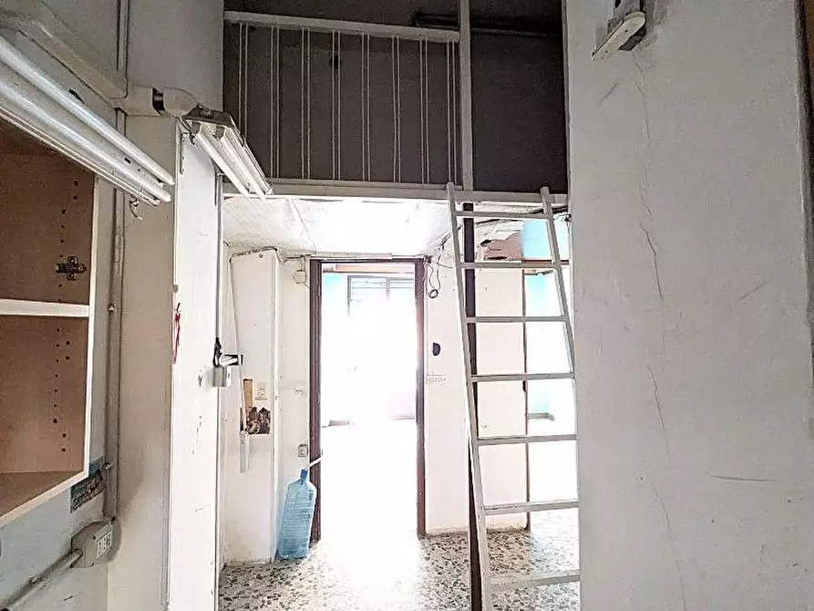 Immagine 8 di Locale commerciale in affitto  in VIA vanchiglia 45 a Torino