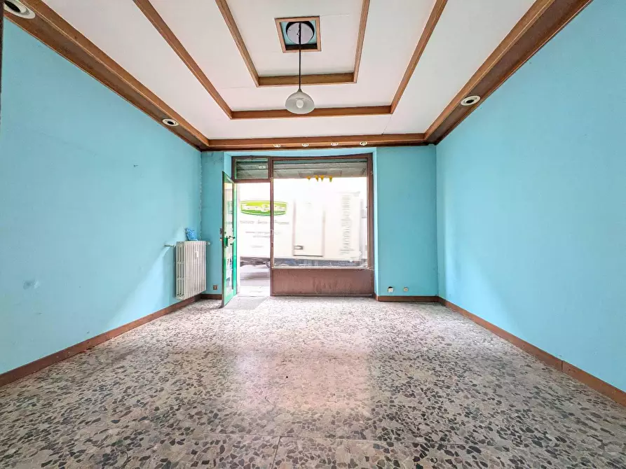 Immagine 2 di Locale commerciale in affitto  in VIA vanchiglia 45 a Torino