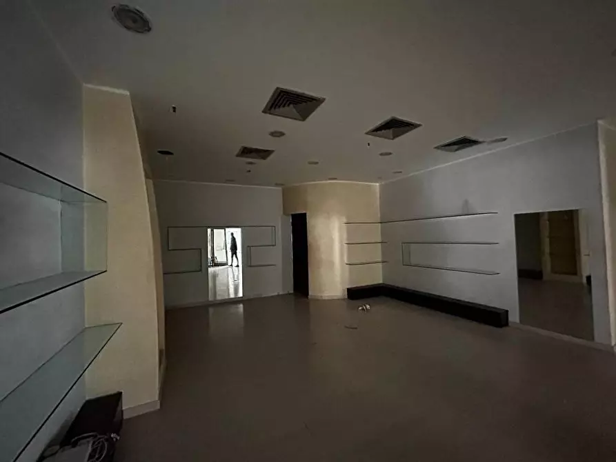 Immagine 3 di Locale commerciale in vendita  in VIA rigamonti 100 a Roma