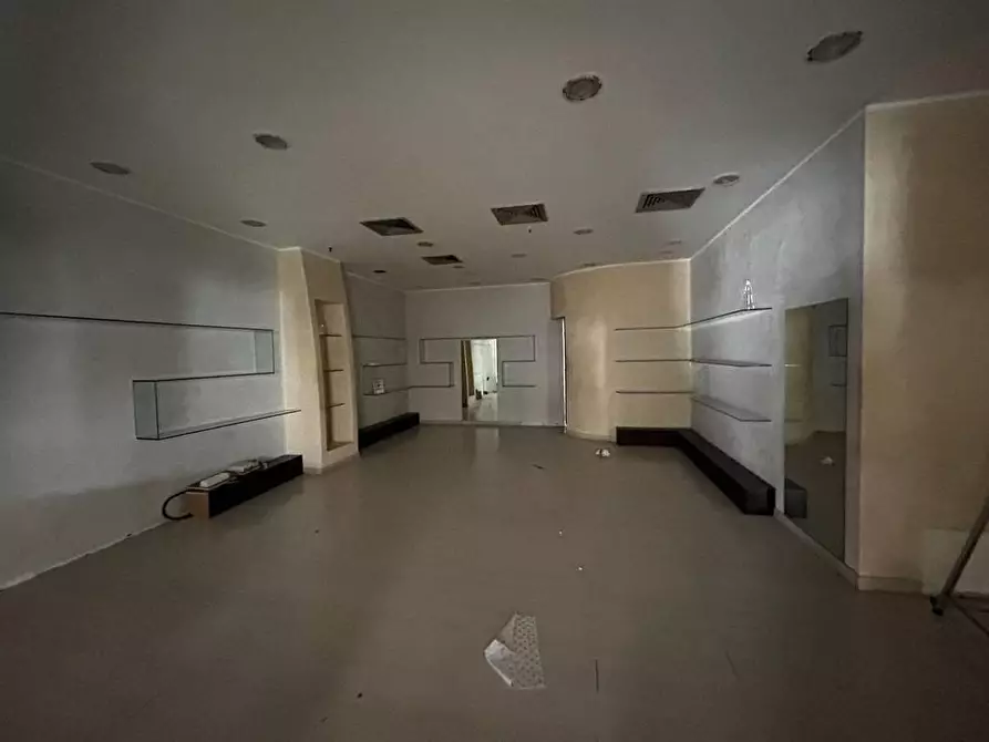 Immagine 4 di Locale commerciale in vendita  in VIA rigamonti 100 a Roma