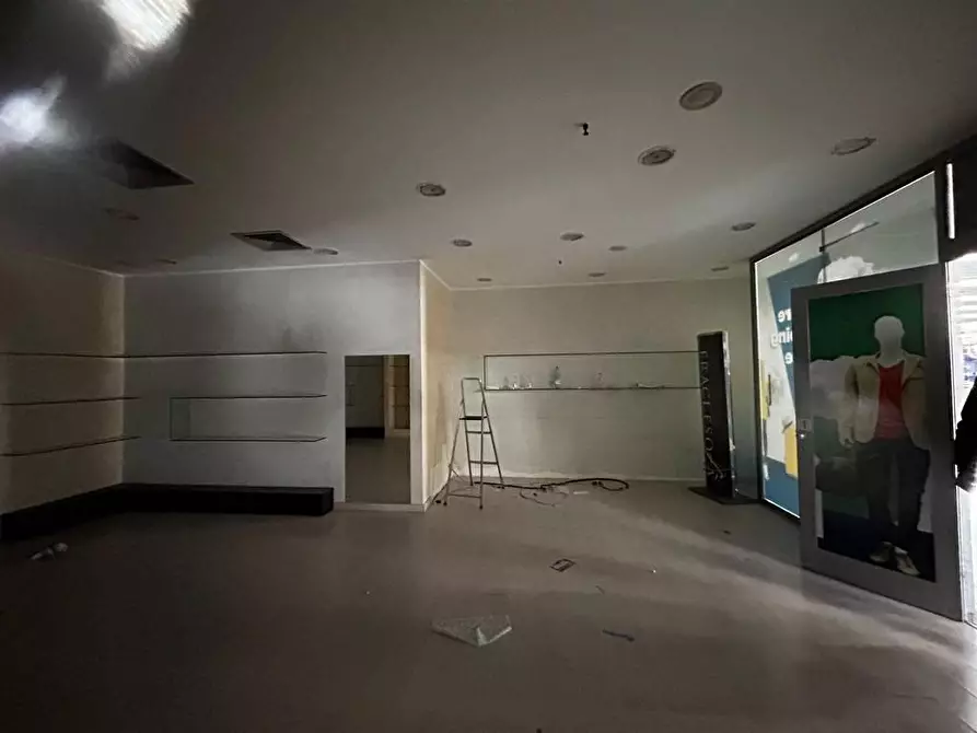 Immagine 5 di Locale commerciale in vendita  in VIA rigamonti 100 a Roma