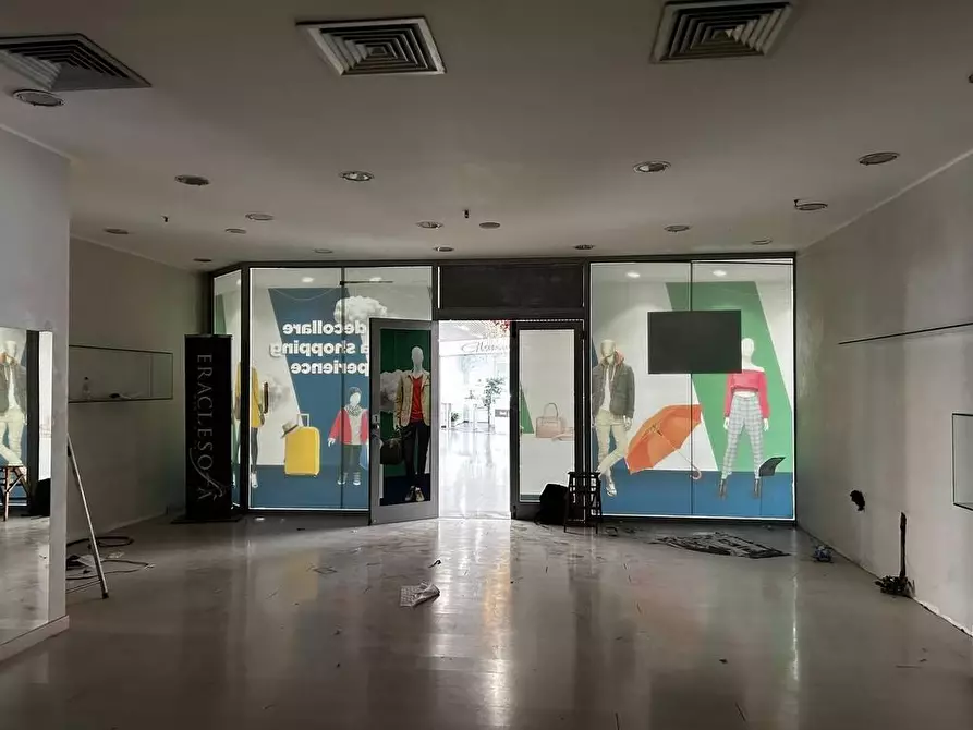 Immagine 6 di Locale commerciale in vendita  in VIA rigamonti 100 a Roma