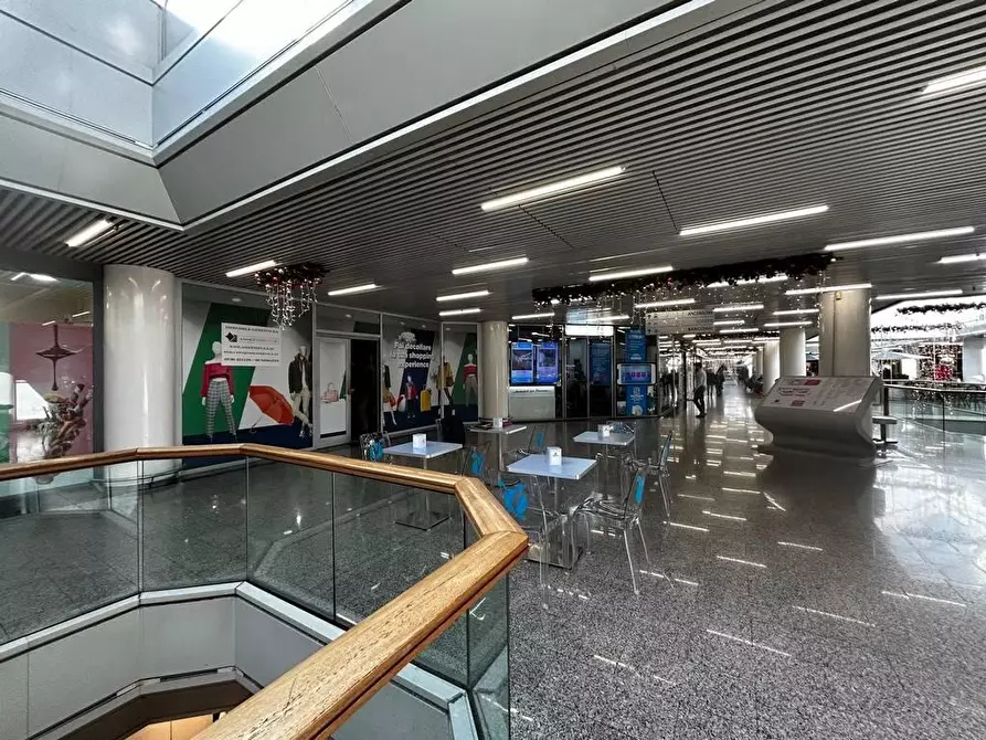 Immagine 9 di Locale commerciale in vendita  in VIA rigamonti 100 a Roma