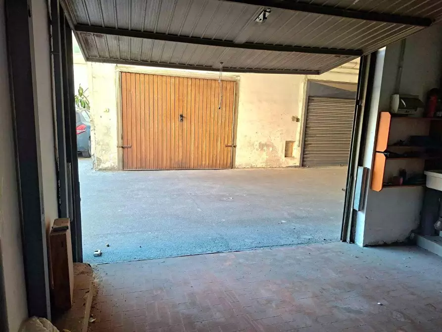 Immagine 10 di Box auto in vendita  in VIA roma a Torre Annunziata