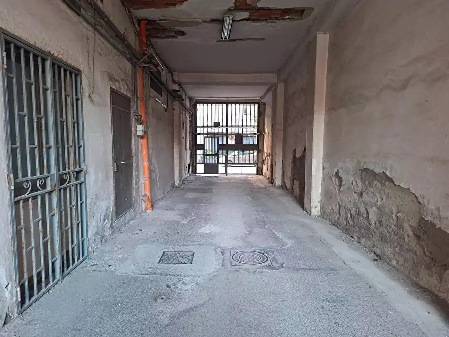 Immagine 11 di Box auto in vendita  in VIA roma a Torre Annunziata