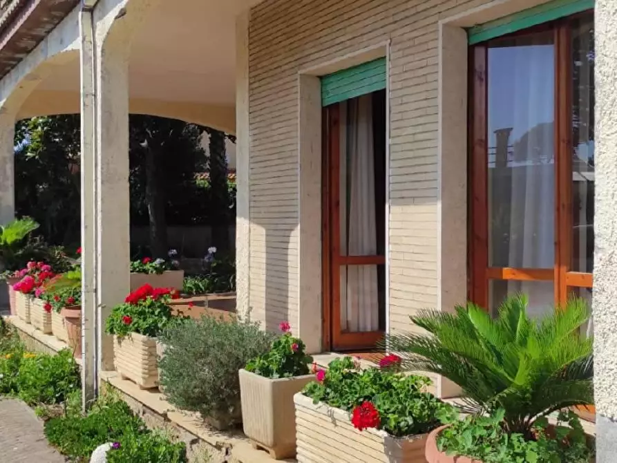 Immagine 5 di Villa in vendita  in VIA tevere a Anzio