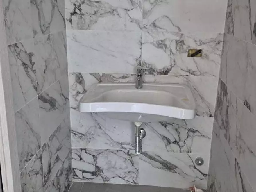 Immagine 11 di Locale commerciale in affitto  in VIA della vittoria 83 a Lamezia Terme