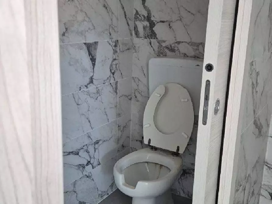 Immagine 8 di Locale commerciale in affitto  in VIA della vittoria 83 a Lamezia Terme