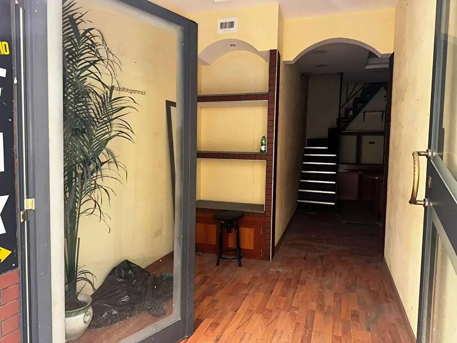 Immagine 5 di Magazzino in vendita  a Torre Annunziata