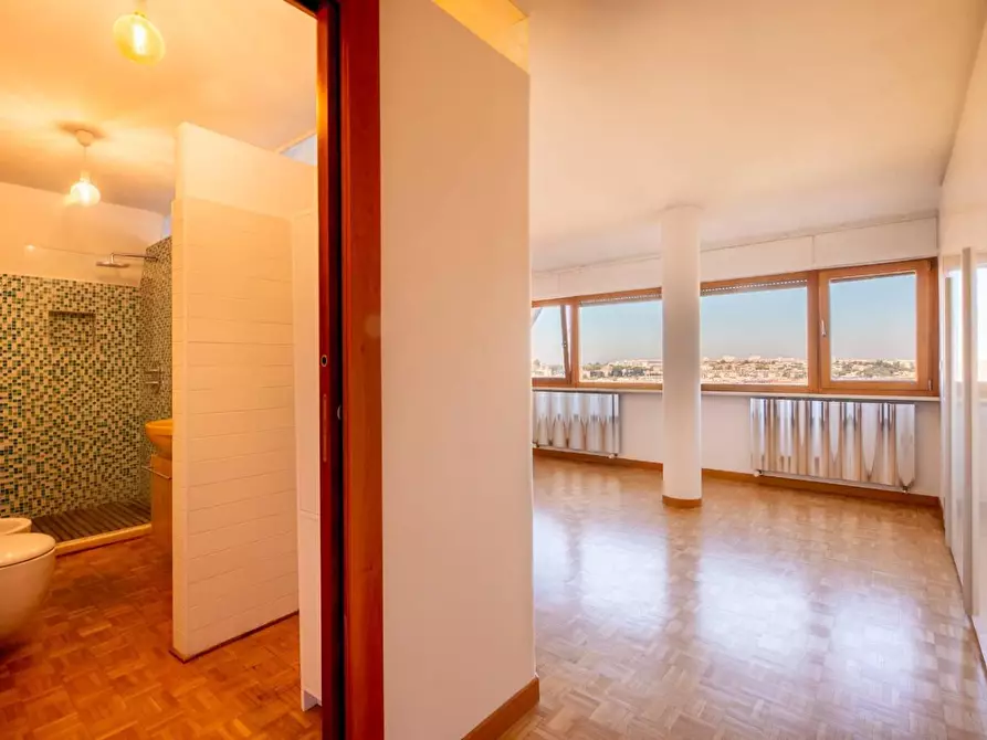 Immagine 8 di Appartamento in vendita  in VIA pietro mascagni a Roma