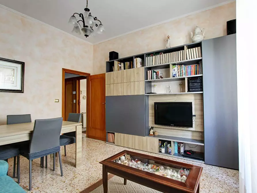 Immagine 2 di Appartamento in vendita  in VIA dei limoni 00172 a Roma