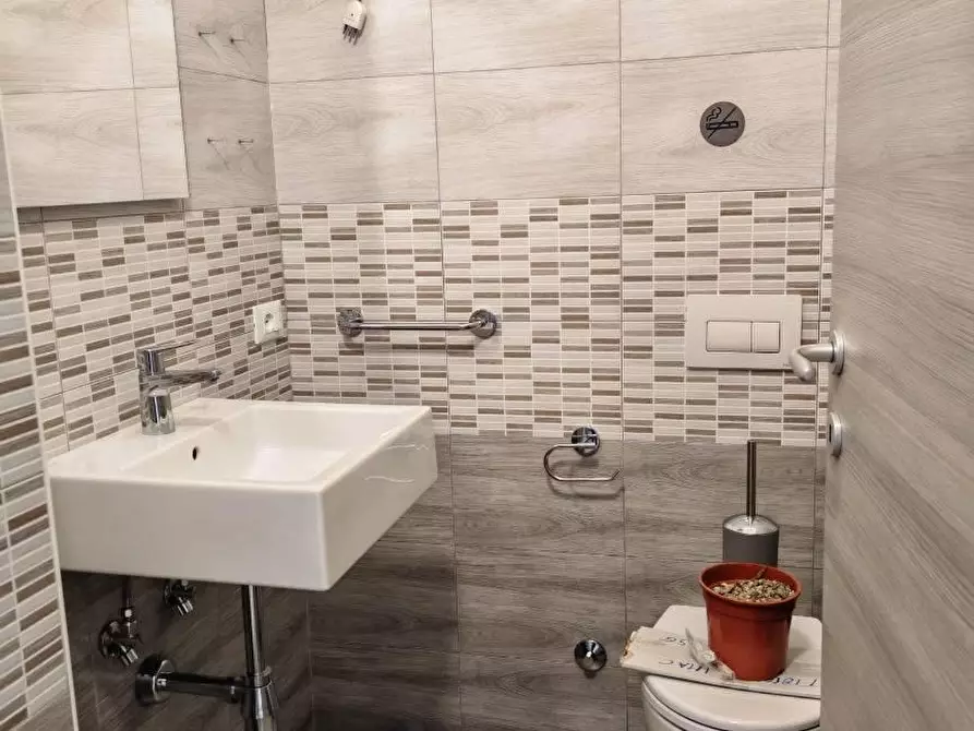 Immagine 11 di Locale commerciale in affitto  in VIA canne a Pianopoli