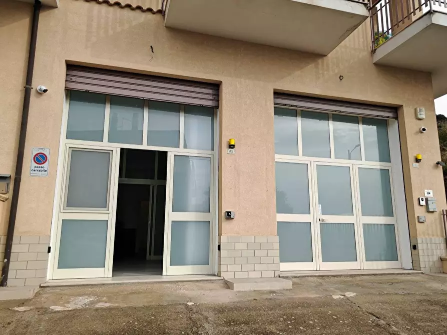 Immagine 19 di Locale commerciale in affitto  in VIA canne a Pianopoli