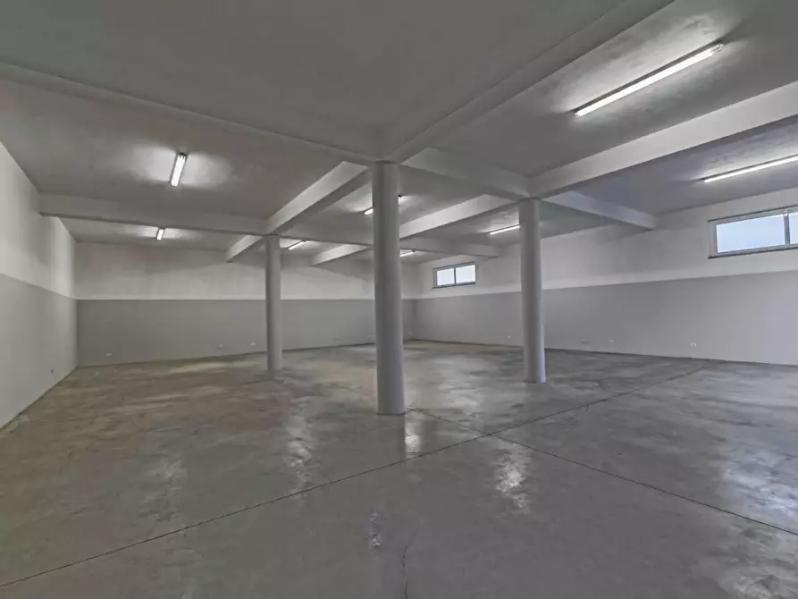 Immagine 3 di Magazzino in affitto  in VIA g. murat a Lamezia Terme