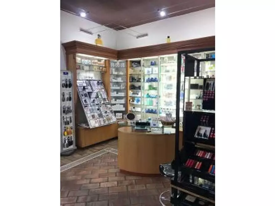 Immagine 3 di Locale commerciale in vendita  in CORSO vittorio emanuele 2 a Roma