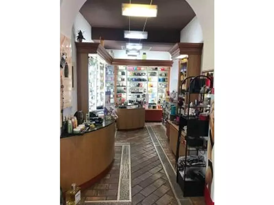 Immagine 4 di Locale commerciale in vendita  in CORSO vittorio emanuele 2 a Roma