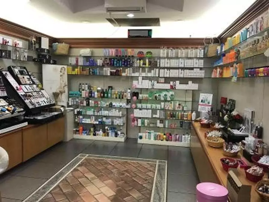 Immagine 6 di Locale commerciale in vendita  in CORSO vittorio emanuele 2 a Roma