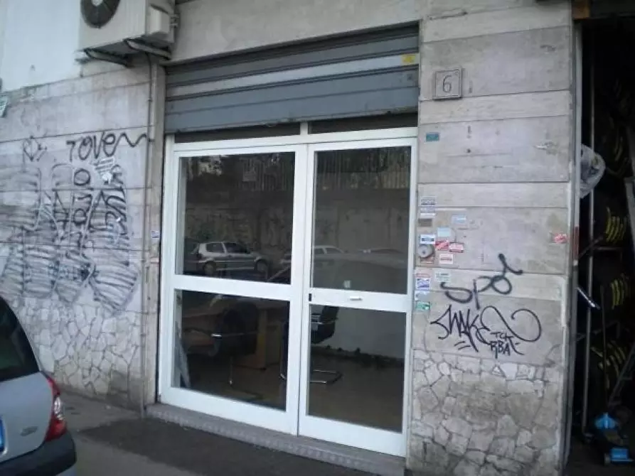 Immagine 1 di Locale commerciale in vendita  in VIA papiria a Roma