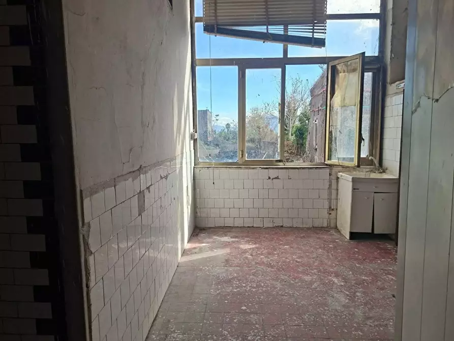 Immagine 4 di Locale commerciale in vendita  in VIA sepolcri a Boscotrecase