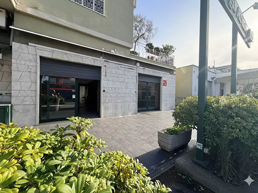 Immagine 11 di Locale commerciale in vendita  in VIA di tor cervara 289 a Roma