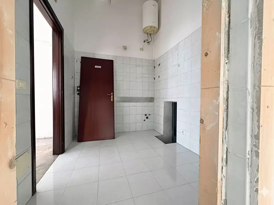 Immagine 2 di Locale commerciale in vendita  in VIA di tor cervara 289 a Roma