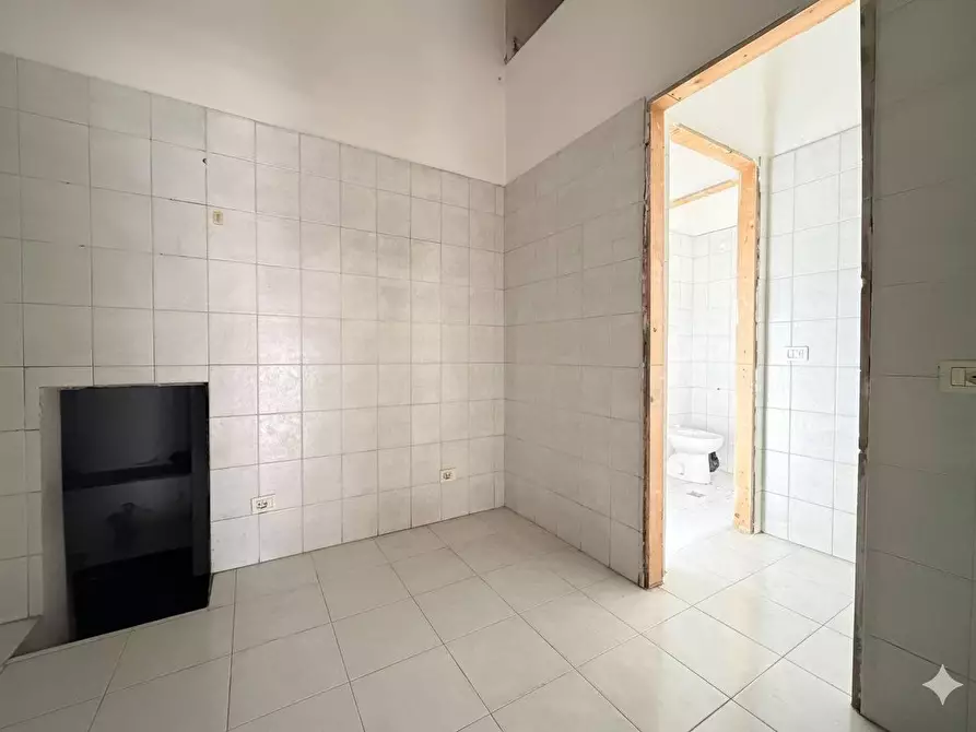 Immagine 3 di Locale commerciale in vendita  in VIA di tor cervara 289 a Roma