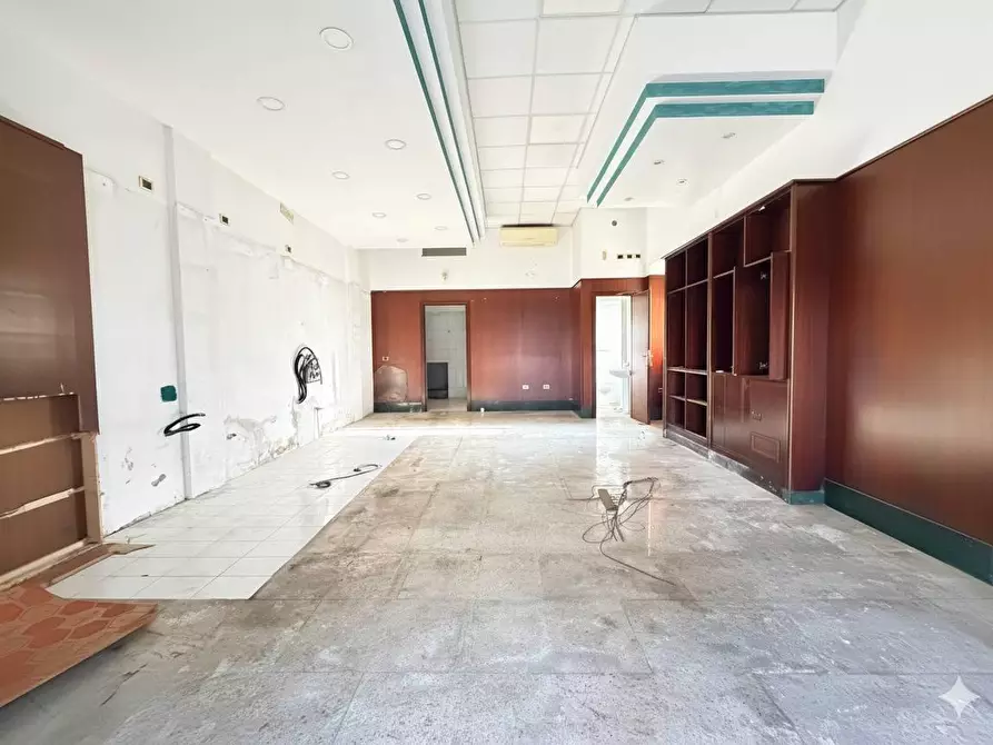 Immagine 4 di Locale commerciale in vendita  in VIA di tor cervara 289 a Roma