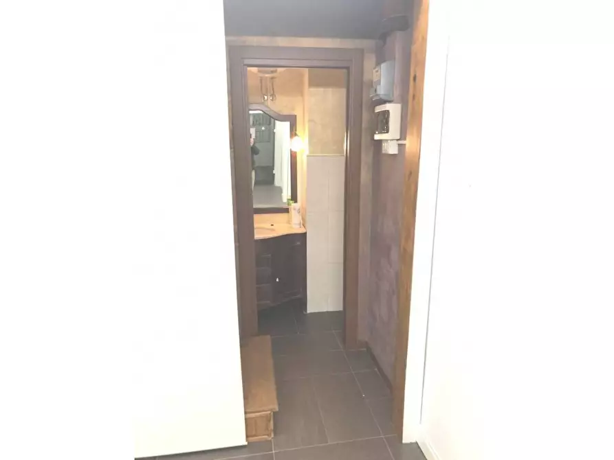 Immagine 2 di Locale commerciale in vendita  in VIA tuscolana 695 a Roma